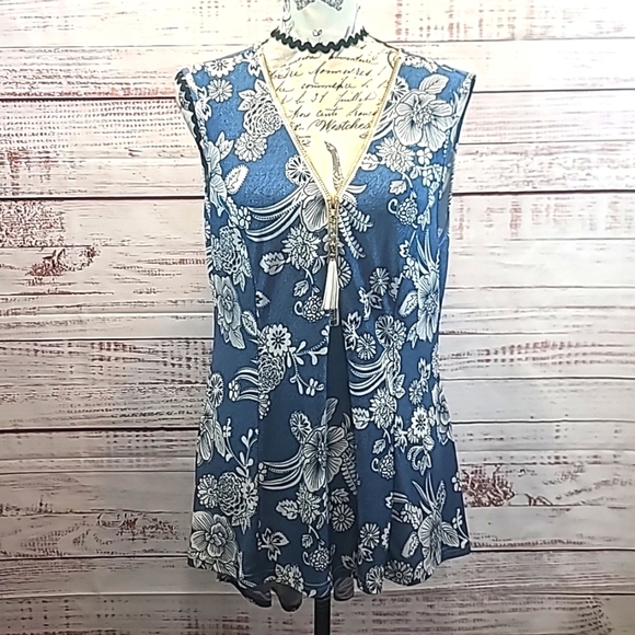 Papillon sleeveless zipper front tank - Picture 1 of 8